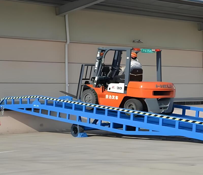 西平移动式卸货平台（叉车用）